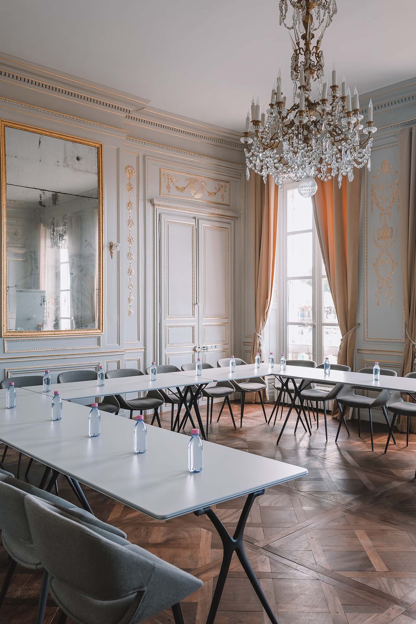 Salle de séminaire spacieuse d'époque avec un lustre, du Crystal, des dorures, des miroirs et des moulures à La Rochelle place de Verdun