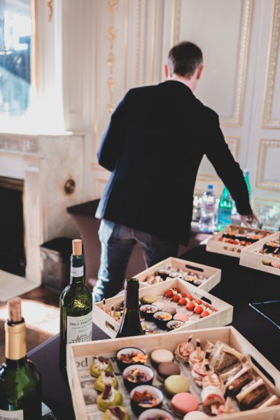 Cocktail d'entreprise avec de la nourriture haut de gamme dans une salle de séminaire chaleureuse en Charente Maritime