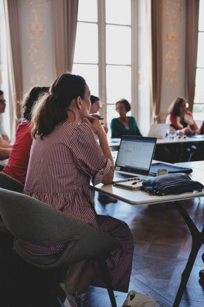 Organiser un échange sur les solutions digitales dans une salle de séminaire haut de gamme