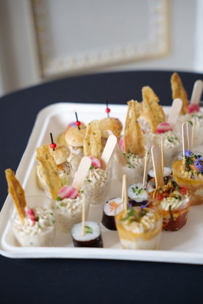 Séminaire d'entreprise avec un buffet de restaurant pour sa société sur la côte ouest
