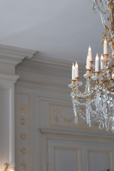 Salle de séminaire d'époque avec lustre en cristal, des dorures et des moulures