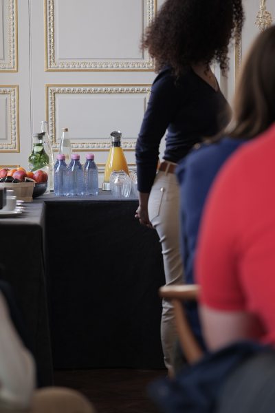 Moment de partage entre collaborateurs avec un buffet dans une salle de séminaire à La Rochelle