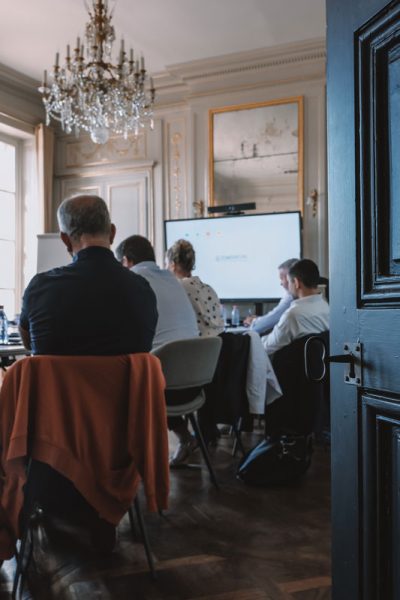 Organiser une formation dans une salle d'époque avec lustre, dorures et moulures au plafond sur la côte ouest