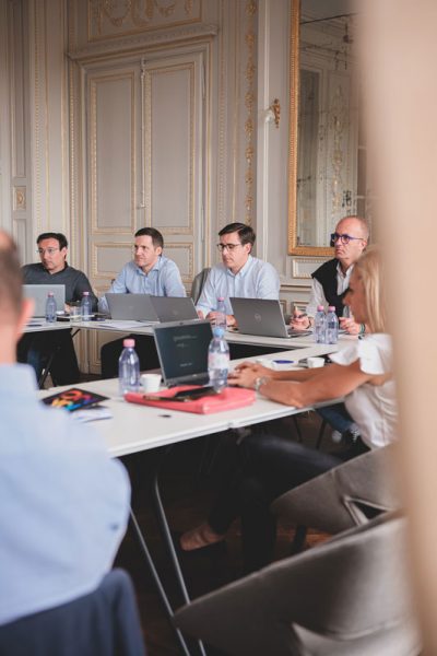 Organiser une table ronde avec des collaborateurs à La Rochelle dans la salle de séminaire Le Siècle